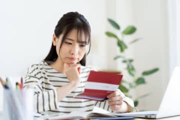 1年で消費支出が多くなるのは何月？