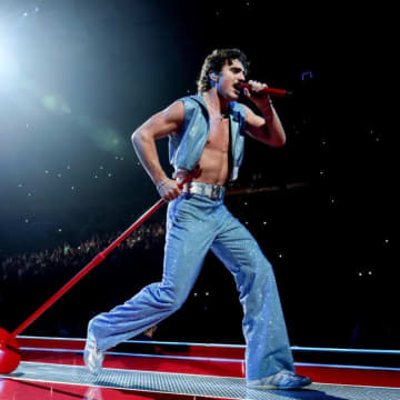 ベンソン・ブーン、ブライアン・メイと『ボヘミアン・ラプソディ』をパフォーマンス