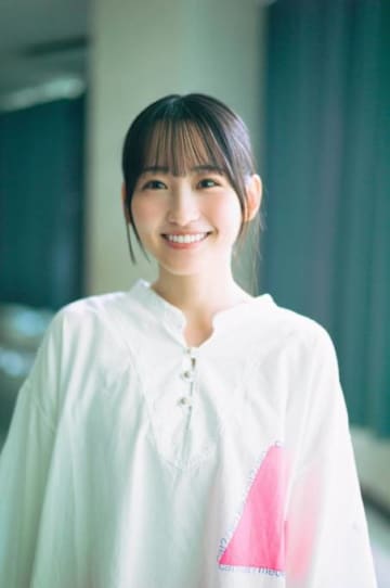 乃木坂46一ノ瀬美空、キュートなにっこりスマイル！柔らかな陽の光の中で等身大の魅力が光る