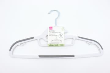 ダイソーで100円ってホムセン号泣！滑りにくく掛けやすい！ノンストレスで使える優秀ハンガー
