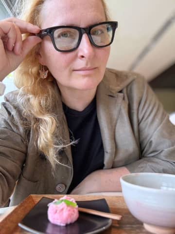 戦禍の故郷思い個展開催、「暗闇照らす」　昭和の大横綱大鵬を描くウクライナ人画家