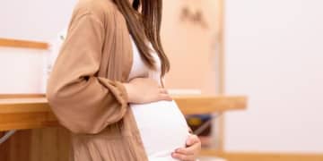 「コロナが怖いから休ませて」妊娠中の教員が要求→解雇　裁判所が学校に「1000万円超」支払い命じる