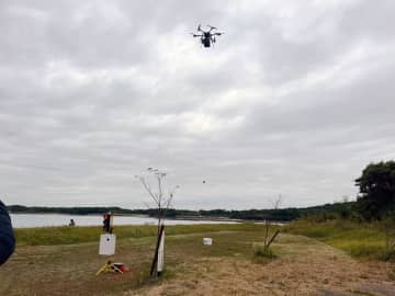 ドローン接近で地上の信号を制御、愛知県・佐久島でプロドローンなどが新たな物流モデルを検証