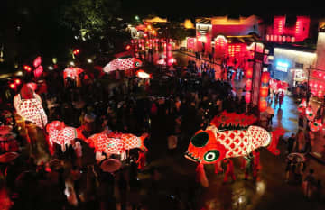 無形文化遺産の「魚灯」、古村の夜を彩る　中国安徽省