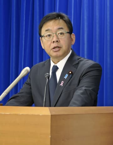 高齢者医療費、一律3割を否定　上野厚労相「現実的でない」