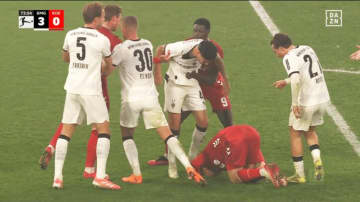 「煽りすぎだろ」“やりすぎ挑発”であわや大乱闘！「余計なこと言うな」両軍沸騰にスタジアム騒然→警告３枚でファン呆れ