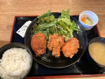 【関内】小樽名物 若鶏半身揚げとザンギ「なるとキッチン」でジューシー鶏肉を実食♪