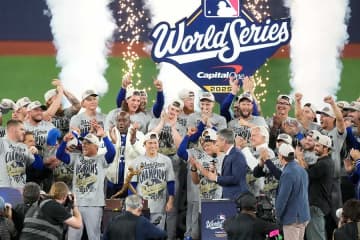 ド軍少女ファンに視線集中「完璧」「可愛すぎて…」　カメラ向けられ…日本ファン悶絶