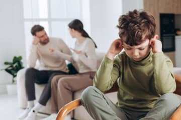 「両親の仲が悪かった」喧嘩ばかりの家庭で育った人に出やすい“心のクセ”とは