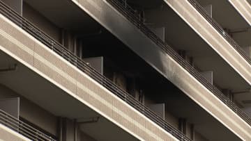 「煙が出ている」マンションで火災　焼け跡から性別不明の遺体…部屋に住む40代女性と連絡取れず　東京・葛飾区