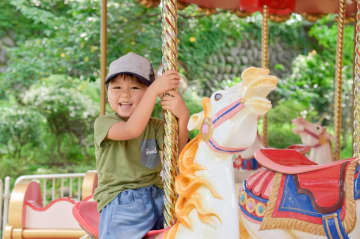 家族4人（小学生と年中）でディズニーランド＆シーに1泊2日したら、交通費抜きで約18万円かかりました。ディズニーリゾートはこれくらいかかるものでしょうか。