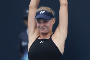 女子テニスのヤストレムスカがブラックビキニ姿を披露し、「信じられないほど美しい」「超セクシー」と称賛の嵐