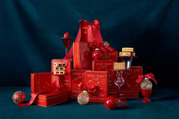 ベリールビーカット“真っ赤”な「いちご缶 クリスマス」2種の苺クッキーサンド入り