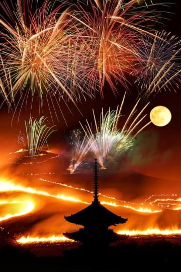 奈良の若草山焼き、一部を有料化　雑踏事故防止で入場料2千円徴収