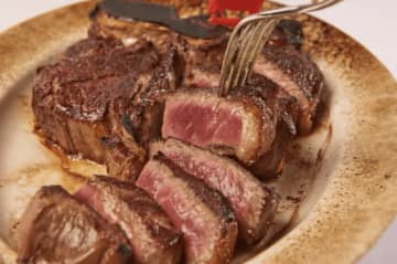 丸の内が900℃で燃える！ ウルフギャング・ステーキハウスの移動キッチンが「ブルックス ブラザーズ」前で極上ステーキを提供！Tボーンも登場！