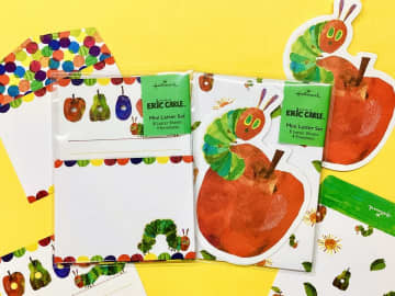 あおむしがひょっこり！　『はらぺこあおむし』のカラフルなミニレターセット登場