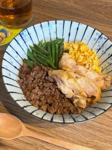 ものまねタレント、長男に好評だった手作り三食丼を公開「私の分までつまみ食べ」