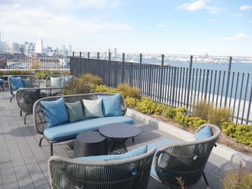 山下公園前にオープンしたザ・ゲートホテル横浜　競合立ち並ぶエリア　「風薫る」掲げ各所にテラス席