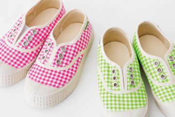 中敷きを外して洗えて便利！ギンガムチェックの「キッズスニーカー」【こどモノ10月号】