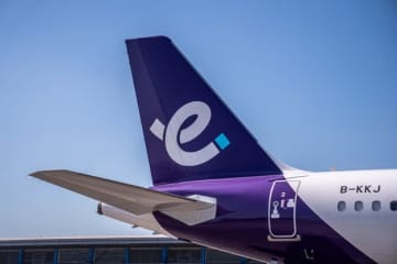 「彼の隣に座りたい！」機内で暴れる女を、客室乗務員が必死の制止。空港で口論する様子も…動画が拡散