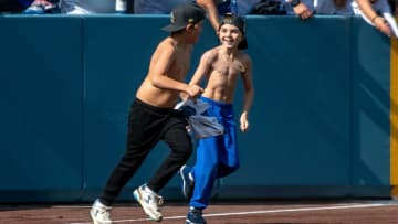 チャーリーくんがシックスパック披露　パパ・フリーマンは服着る中キケと一緒に上半身裸でマッスルポーズ　WS優勝パレードを大満喫