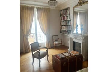 フランス・パリの築140年超のアパルトマン2LDKひとり暮らしのお宅拝見。50代マダムのセンスの良いインテリアとは？【前編】