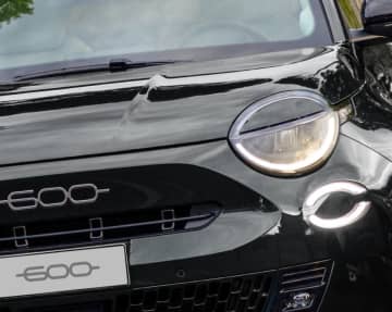 FIAT 600 Hybrid Nero Cinema発売　初のブラックボディが150台限定登場