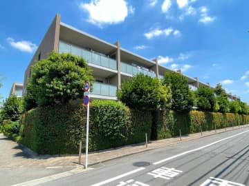 グランノア杉並上井草サウスコート 1階｜「上井草」駅徒歩7分。静と利便が調和する上井草の低層レジデンス。区立保育園・小・中学校徒歩7分圏内。収納豊富・南向き専用庭付き角住戸