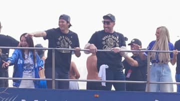 大谷翔平が真美子さんに顔を近づけ笑顔　真美子さんはそっと体に手を添える　フリーマン夫妻との幸せいっぱいな1枚