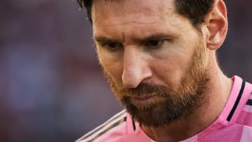 メッシがカンプノウ訪問を報告　「心から愛おしい場所」「いつか戻ってこられることを願っています…」　 夜のスタジアム見つめ、誰もいないピッチに立つ