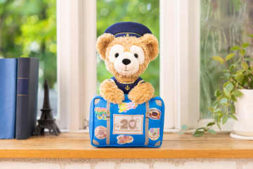 青いトランク持った「ダッフィー」ぬいぐるみ発売！　20周年の思い出がギュッと詰まったスペシャルグッズ続々