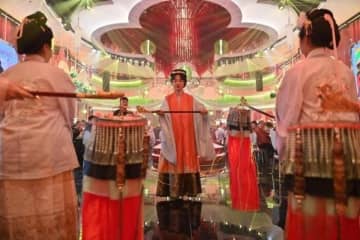 中国スタイルの結婚式を通じて中国の伝統を紹介するブライズメイド