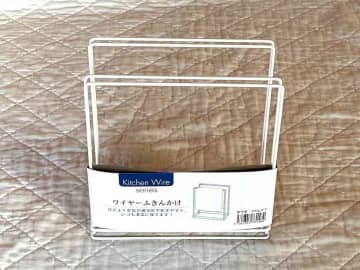 【100均セリア】キッチン以外の収納にも◎「ワイヤーふきんかけ」の便利すぎる活用術
