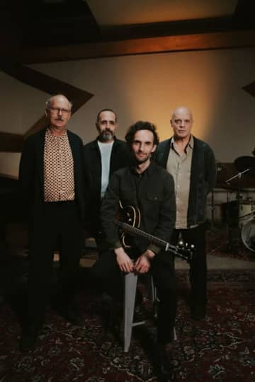 ジュリアン・ラージ、ジョン・メデスキらとの新カルテットによる新作『シーンズ・フロム・アバヴ』を発表