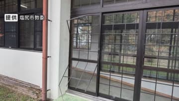 「クマの通り道に」小中学校の窓が壊される　子どもが心配…保護者が送迎、外での活動控える　猟友会は箱わな設置　警察などがパトロール