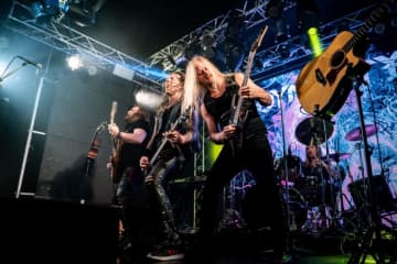 【ライブレポート】ダイナスティ、完璧なセットリストで魅せた圧倒的完成度　進化した北欧メタルの現在形