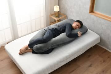 高身長・男性ユーザー待望！ 抱き枕「ハグモッチ」に長さ20cmアップの『ハグモッチラージ』が登場！ゆったり休息で睡眠の質を向上！