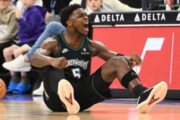 小さな子どもを呼び寄せ「『ジャージーをあげよう』って思ったんだ」“ナイスガイ”エドワーズの心温まるエピソード＜DUNKSHOOT＞