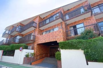 秀和小日向レジデンス 1階｜「江戸川橋」駅徒歩7分。文京・小日向に息づく、気品と静けさを纏うヴィンテージレジデンス。2面の専用庭付きの陽当たり良好な南西角住戸