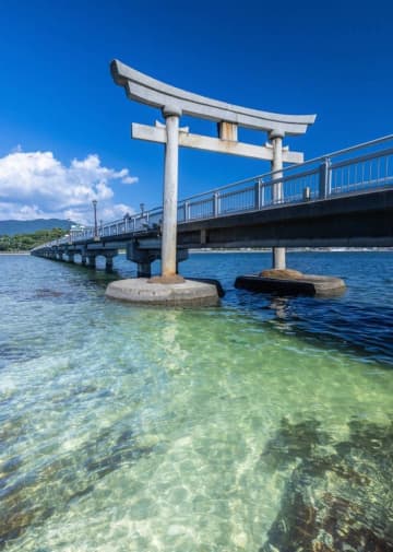 「まるで神様の通り道」　蒲郡・竹島へ向かう一本橋...透き通る海と鳥居が美しい