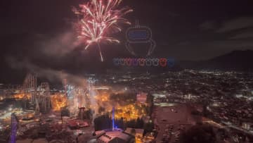 1万人が熱狂！ 富士急ハイランドで国内初「TWICE LOVELYSドローン＆花火ショー」開催！ラブリーたちが夜空に浮かび上がる奇跡のW演出！