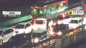 「最後の警告！開けて！」警察官が軽トラックを包囲　応じない運転手に窓をたたき割って身柄確保　アルミ缶約50本盗んだ疑いで77歳男を逮捕