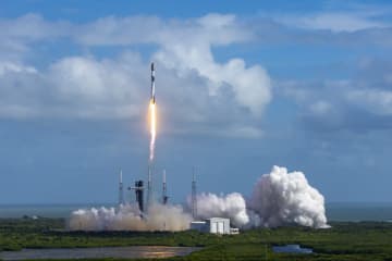 FAAが米国内主要空港の最大10％減便を発表　昼間の商業ロケット打ち上げも制限