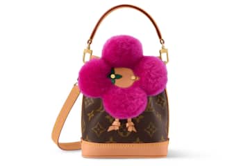 ルイ・ヴィトン「ヴィヴィエンヌ｣型ふわふわシアリングのバッグ＆“雪の結晶舞う”スノードームチャーム