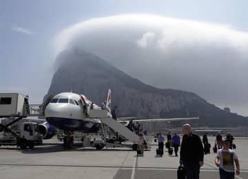 真横に岩山が？！「イギリス領 ジブラルタル空港」NHK 弾丸！空港トンボがえりツアー 11月14日