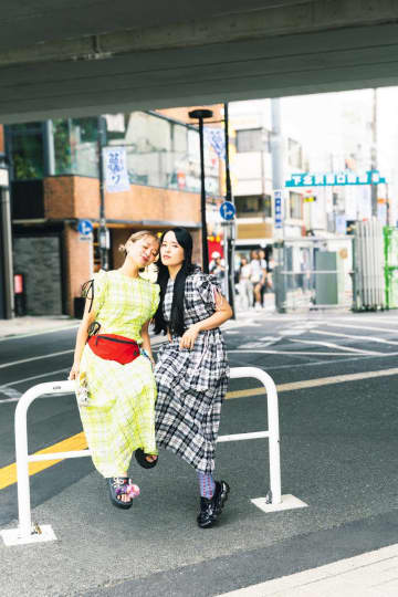 チャラン・ポ・ランタンと下北沢。大道芸からライブに舞台まで自由自在に飛び回る、唯一無二の音楽姉妹