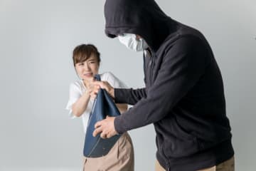 ひったくりに逢いやすい『５つの場所』とは？今すぐにやりたい防犯対策も