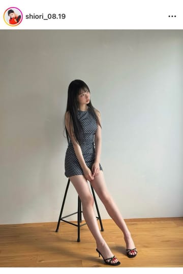 “女子高生”グラドル、ピッタピタの超ミニワンピ　「足めちゃくちゃ長い」「スタイル良すぎ」の声