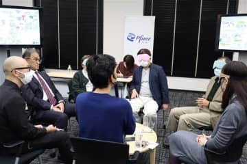 ファイザー、「多発性骨髄腫」ケアラーの意識調査結果を発表　目隠しした当事者同士が本音で話す企画も実施