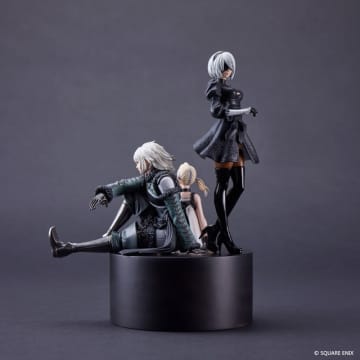 「NieR」2B＆“Replicant”の主人公＆白い少女(フィオ)が夢の共演…！ 15周年記念のグッズBOXが登場